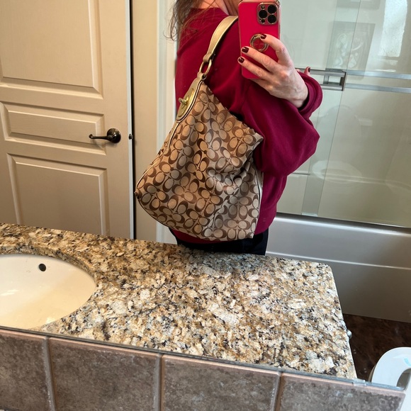 Coach hobo bag, beige with gold strap gold hardware - Picture 6 of 8